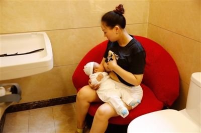 尴尬|一宝妈在公交车上给宝宝喂奶，旁边男子暖心的举动，被全车人夸赞