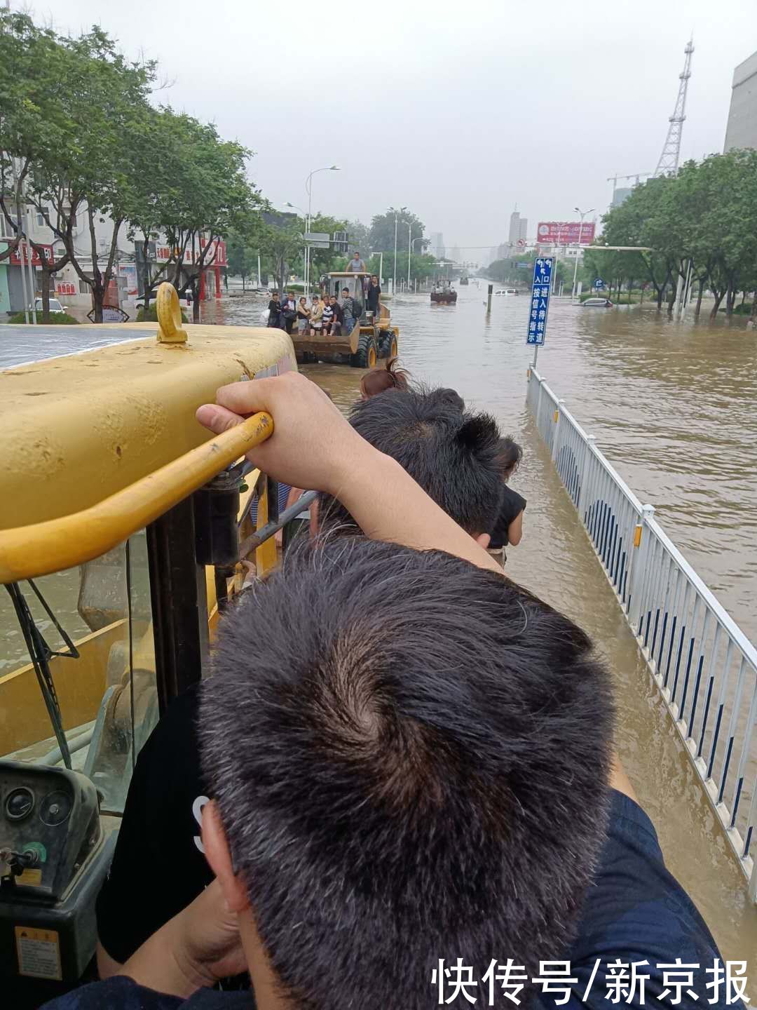 刘典青|新乡牧野湖倒灌，青年志愿者受召唤前往筑堤，现场千人接力运沙袋