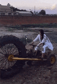 |搞笑GIF:凉皮加凉面,据说吃起来很爽的感觉