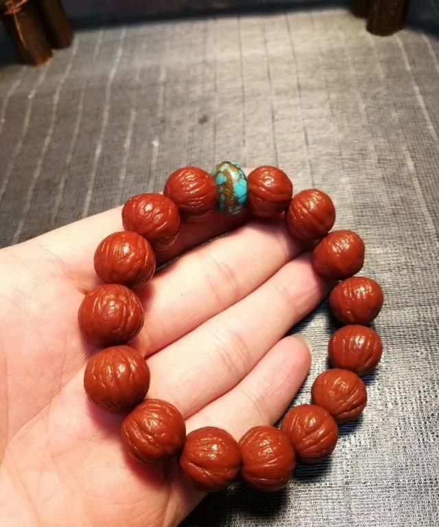 谁还说盘手串不用戴手套?看看这篇文章吧,你会改变主意的!