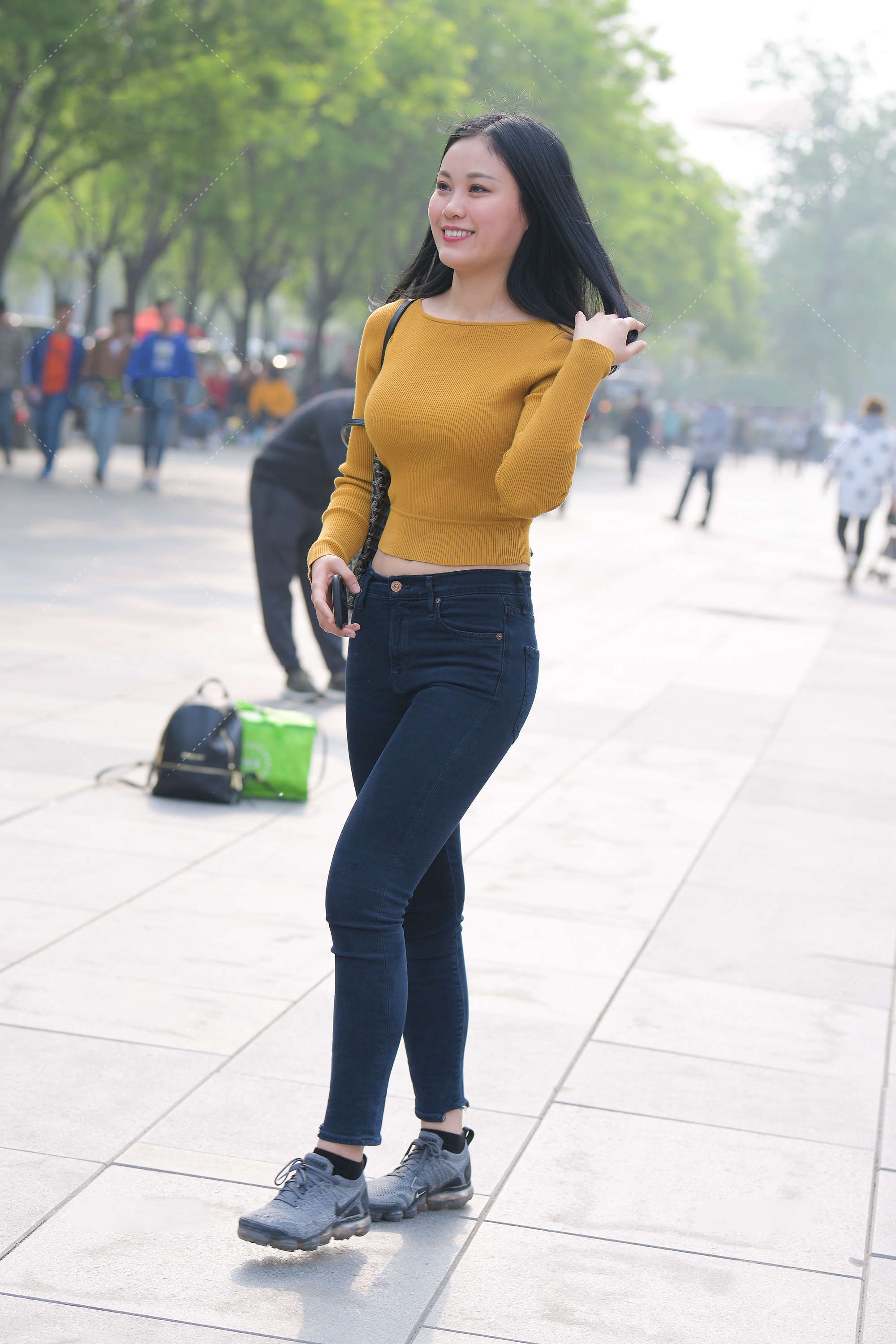 暗黄色针织上衣，与黑色牛仔裤组合，展示温柔淡雅一面