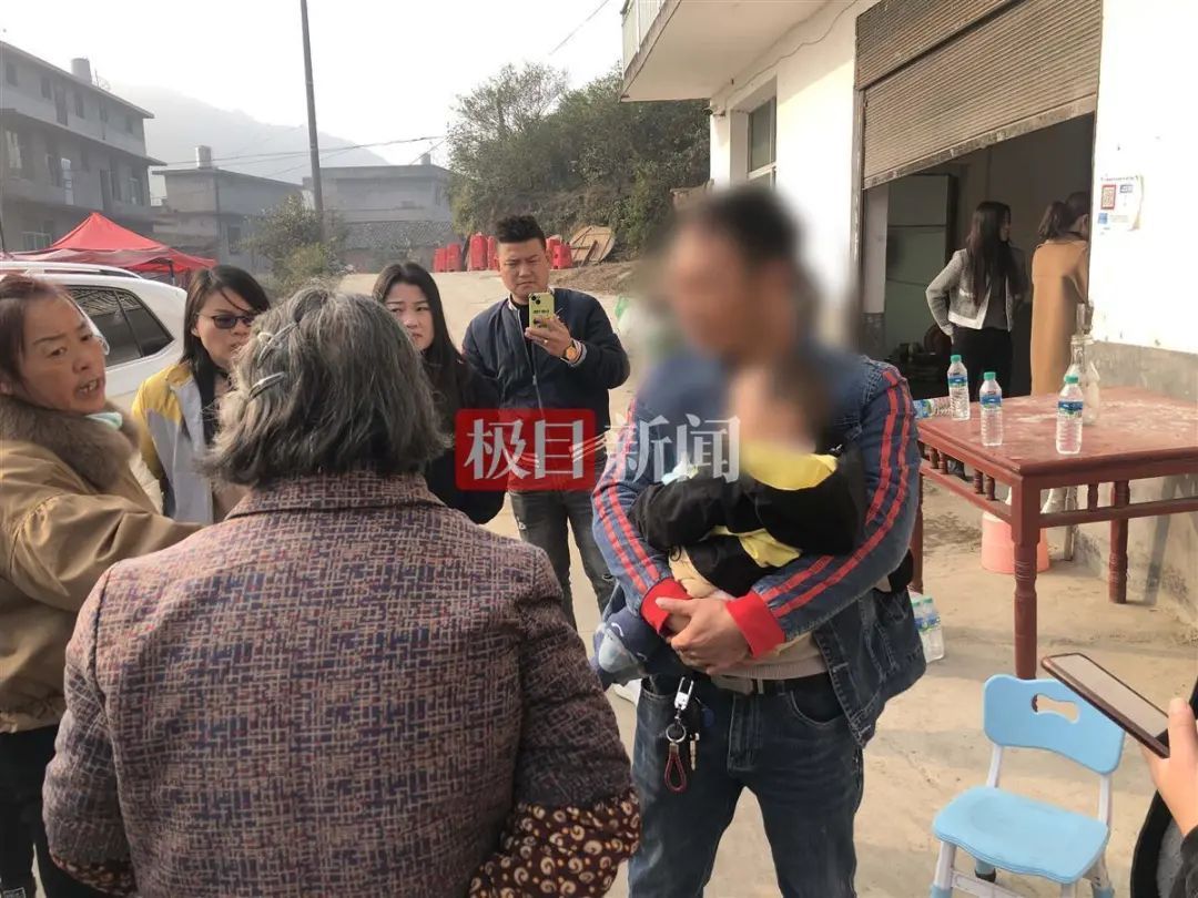 新闻记者|意外身亡的“8孩夫妻”：十多岁打工相识，女儿11岁才补结婚酒席