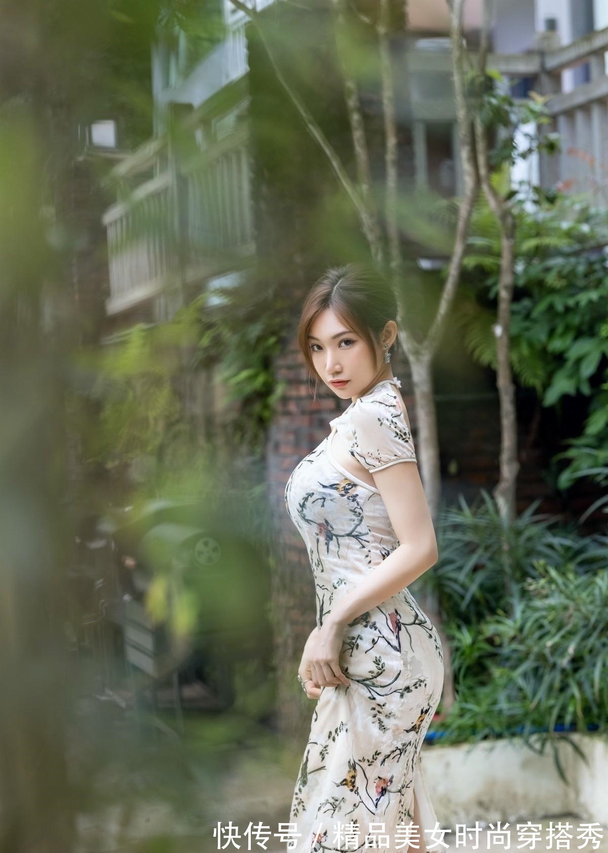 女人味 小姐姐身穿旗袍,性感迷人,尽显妩媚动人的女人味