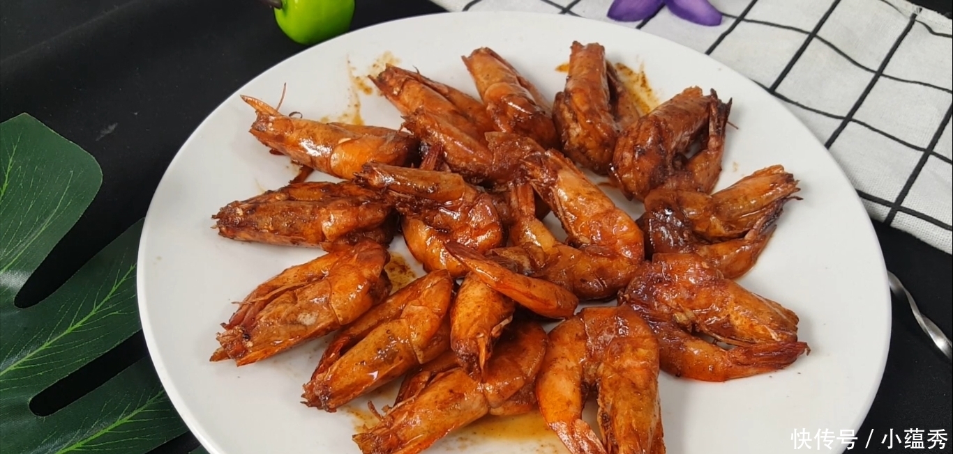 油焖大虾不要直接闷，按小鱼的方法做，又鲜又嫩，还没有腥味