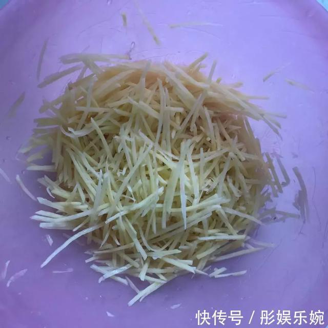 教你用土豆做金黄酥脆小饼，一口一个，又香又好吃！孩子吃不腻！