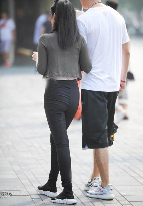 百搭|美女穿搭：小姐姐爱穿气质百搭的紧身裤，给人成熟优雅的气质