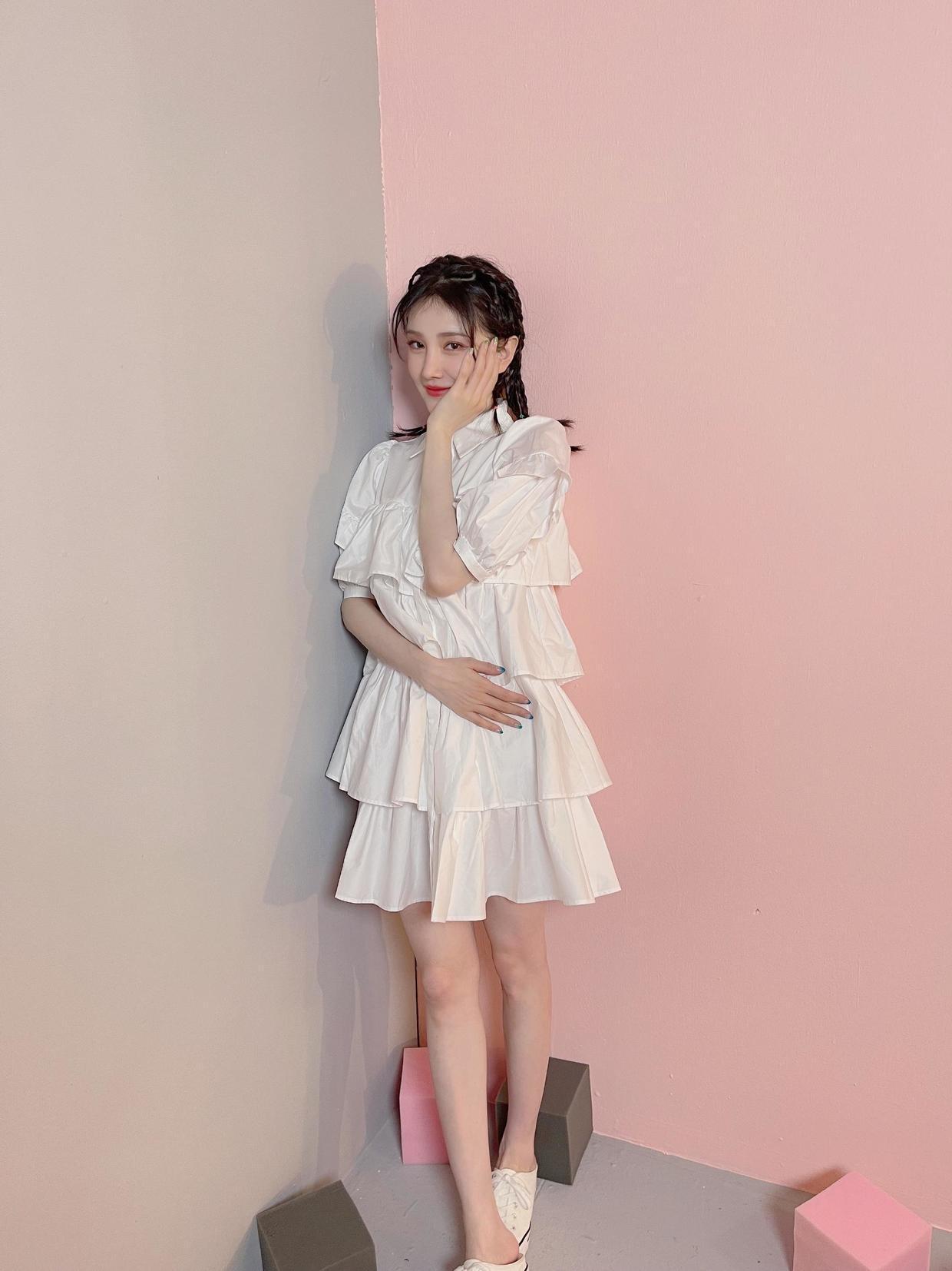 短裤|陈小纭为减龄又“费心思”了，宽松针织衫配绿色短裤，又美又耐看