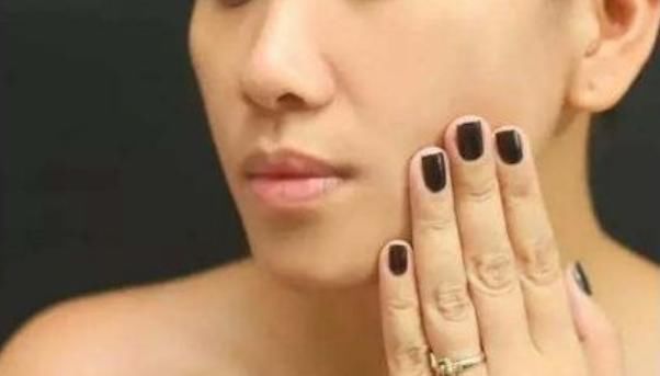 动作|女生经常做以下4种动作,变丑是无法避免的,超乎想象