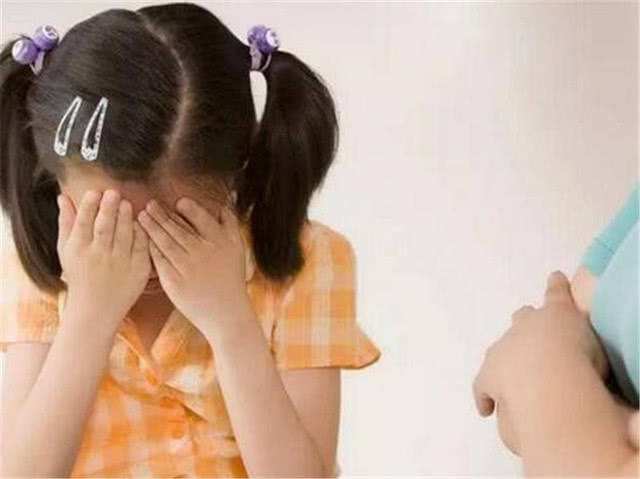 单亲|11岁女孩我裤裆上有血,17岁姐姐3句话,缓解了单亲爸爸的尴尬