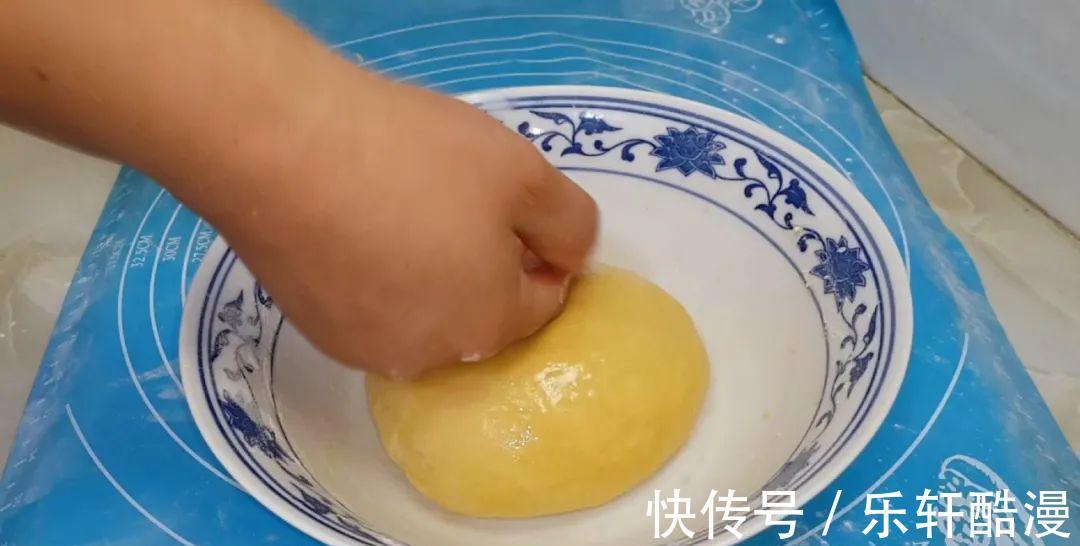 面粉|3个鸡蛋，1斤面粉，大刀一切，松软香甜不刷油，我家一周吃五次