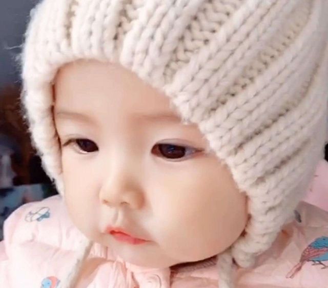 葡萄|出生第一天就火了，“高颜值女婴”睁开眼，护士：我还是第一次见