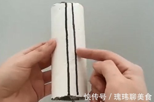 保鲜膜纸筒不要扔,切1刀粘在厨房墙上,解决了家家户户的烦恼