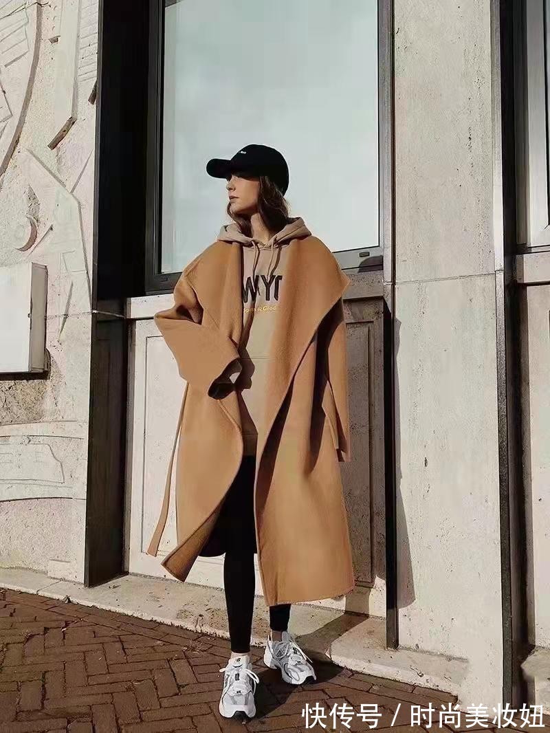 大衣 最近火了一种穿搭,叫“大衣+球鞋”,减龄洋气又显气质
