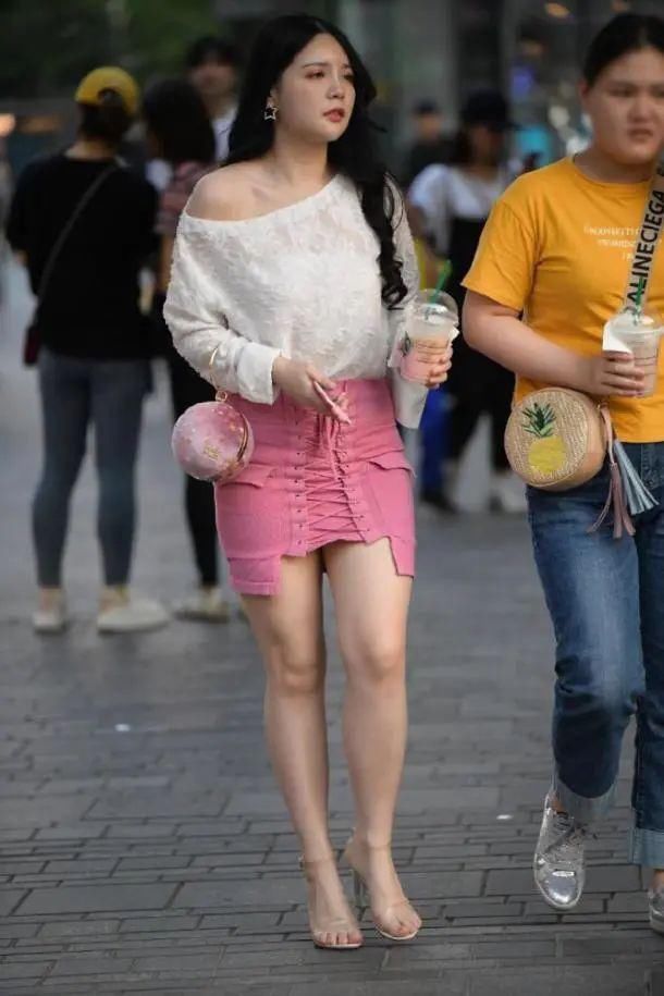 小姐姐一条半身短裙加入了绑带的元素,具备了轻盈透气的效果