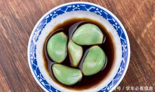 腌腊八蒜,用米醋还是陈醋做对这一步,大蒜个个翠绿又好吃!