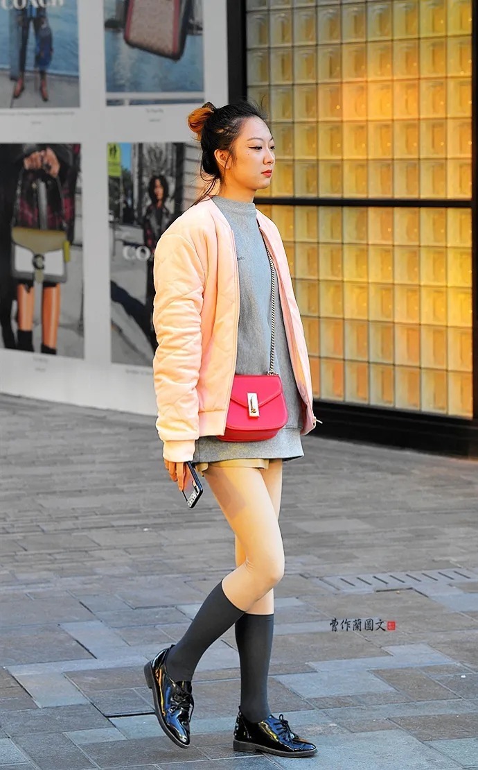 温暖|街拍:温暖又时尚的肉色丝袜美女