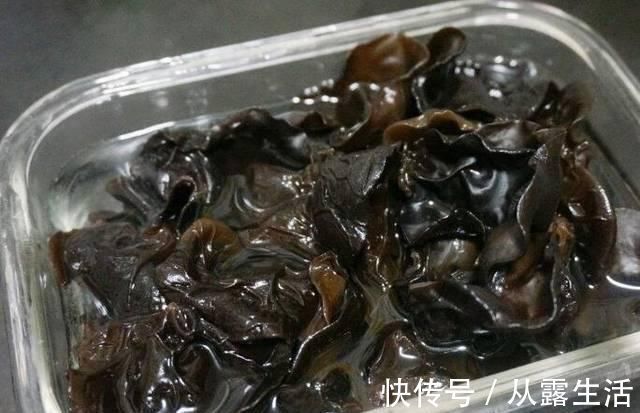 泡木耳|木耳不要只用水泡了,学会这个诀窍,一分钟泡发木耳又大又软
