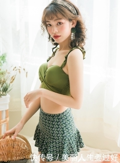 味道|比基尼泳衣的装扮,搭配紧身衣很韩范的味道