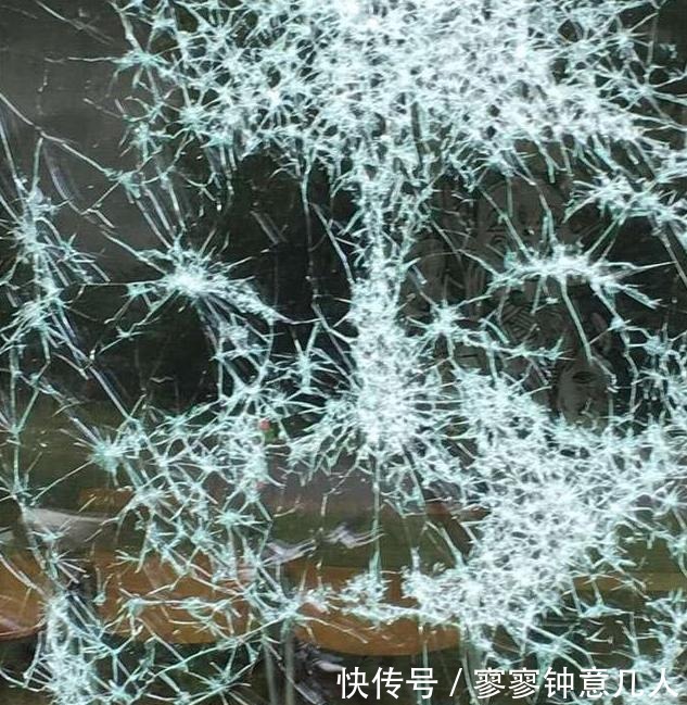 艺术家用铁锤砸玻璃,吃瓜群众开始很不屑,下一秒就惊叹:大师!