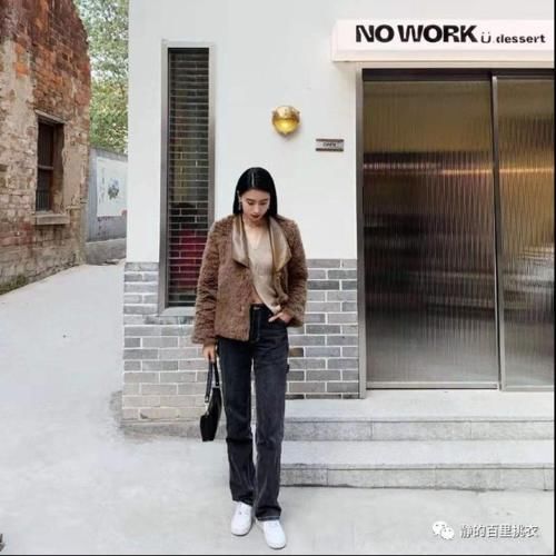 冬季流行的羊羔毛外套,颜色搭配简单不复杂,原来这么高级