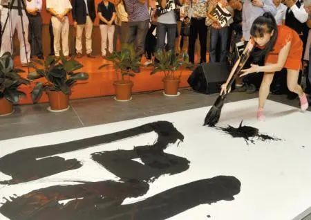 徐渭&屡获大奖的江南美女,书法写得横冲直撞,更像个“糙哥”