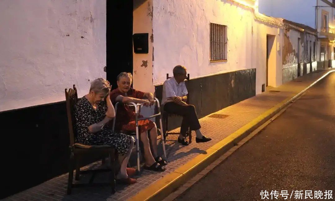 夏夜|坐在街边面对面闲聊，西班牙南部小镇要为这种慢生活申遗