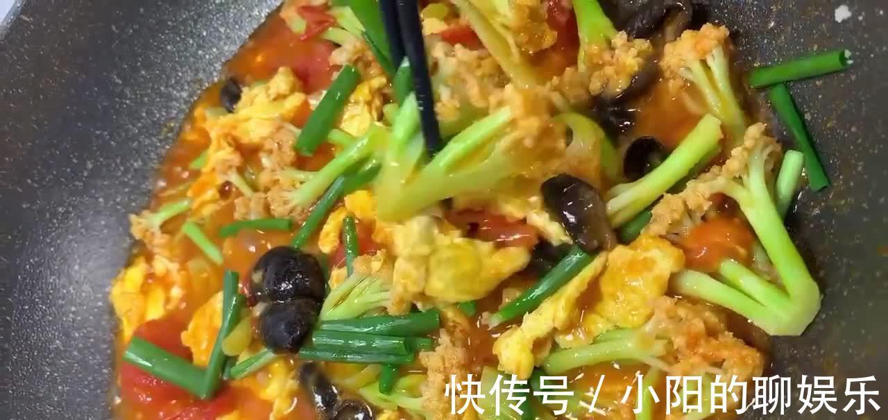 花菜炒得不好吃？多加一道工序，鲜嫩脆爽吃起来特别的香