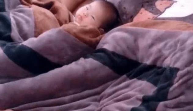 睡眠质量|爸爸哄娃睡觉,自己却先睡着,孩子躺一旁无奈:这届家长真难带