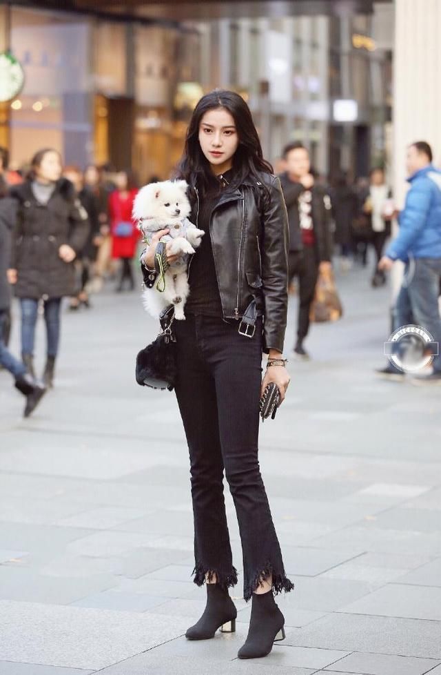 牛仔裤清爽帅气，干净利落塑造好身材，轻松打造美女的个性时髦