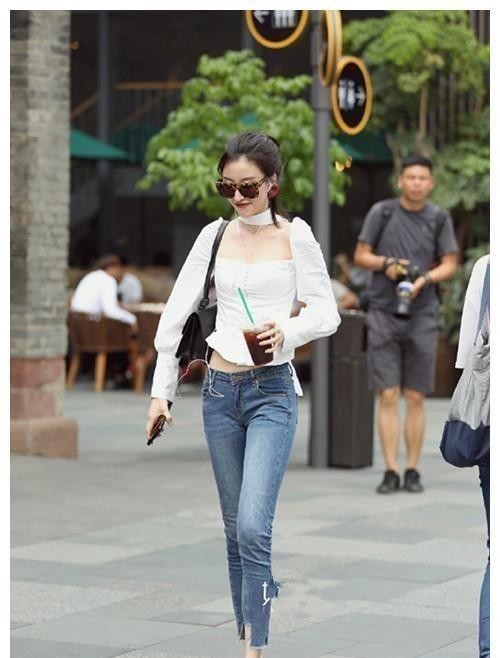 秀美|街拍性感紧身打底裤小姐姐,嫣然一笑,更显秀美多姿