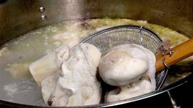 不论炖什么骨头汤,不要直接加水炖,多加这一步,汤汁浓白似牛奶