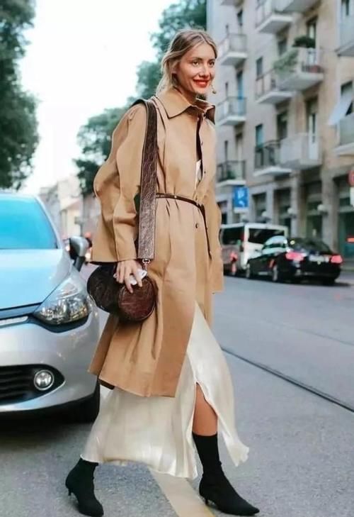 春天风衣里面穿什么才时尚？推荐这3种“内搭”，减龄百搭又耐看