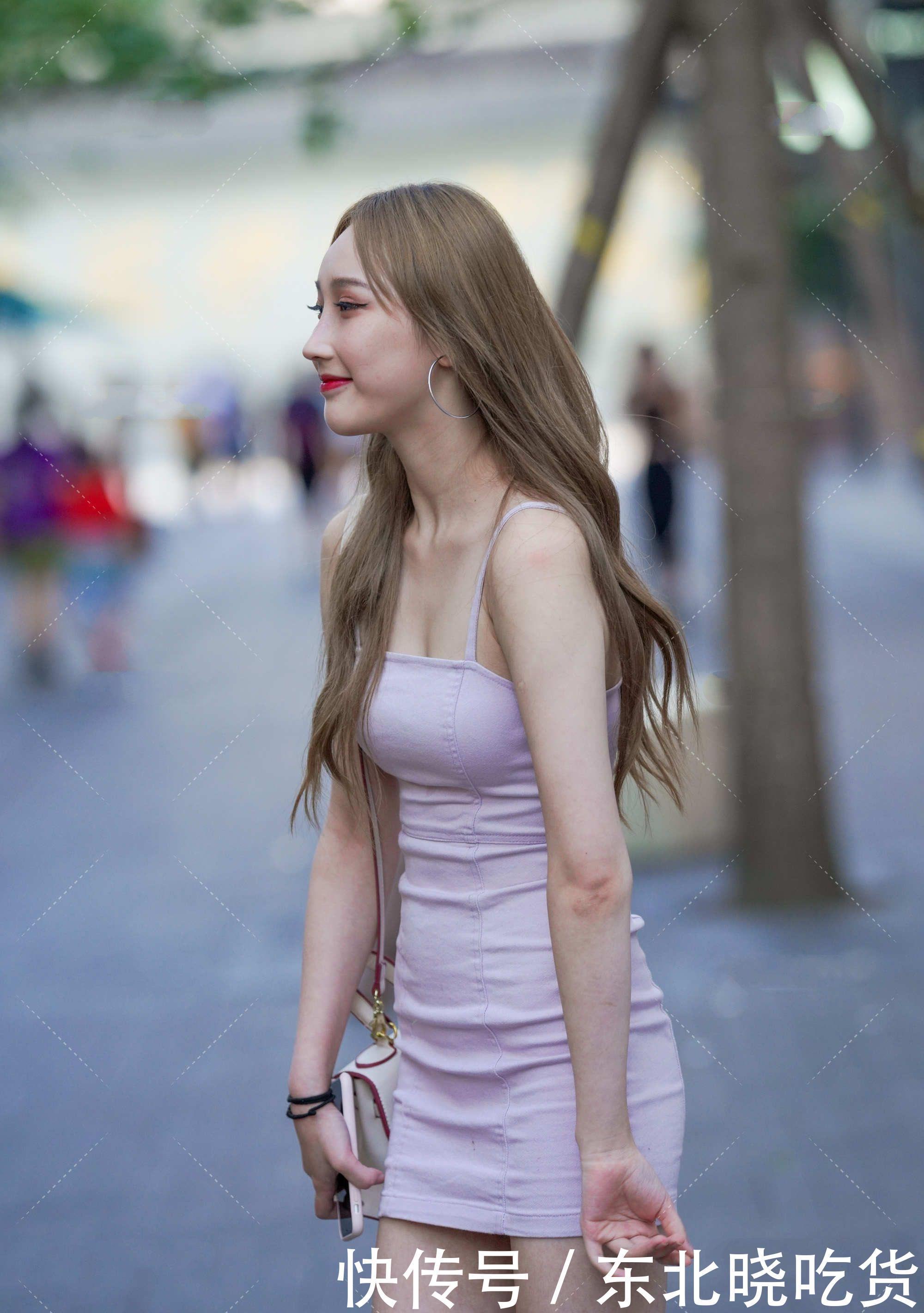 妆容|黄色长卷发配上精致的妆容,搭配一条粉色裙子,美丽又有气质