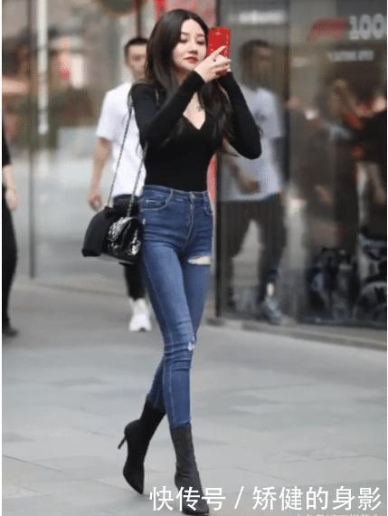 牛仔裤|黑色低胸紧身长袖衫搭配紧身高腰牛仔裤,款式简单,低调有内涵