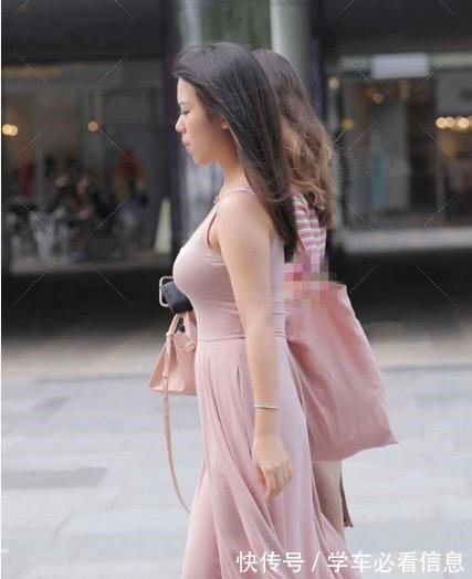 拖鞋 粉色连衣裙搭配白色拖鞋，楚楚动人，优美有气质！