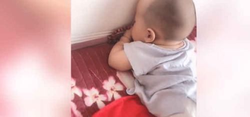 宝妈|宝宝手握佛珠头抵墙,妈妈走近一看笑喷了,网友这姿势,真销魂