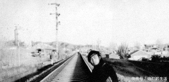 人世|海子为何会选择卧轨?他死后,挚友为他整理完诗稿后也离开人世