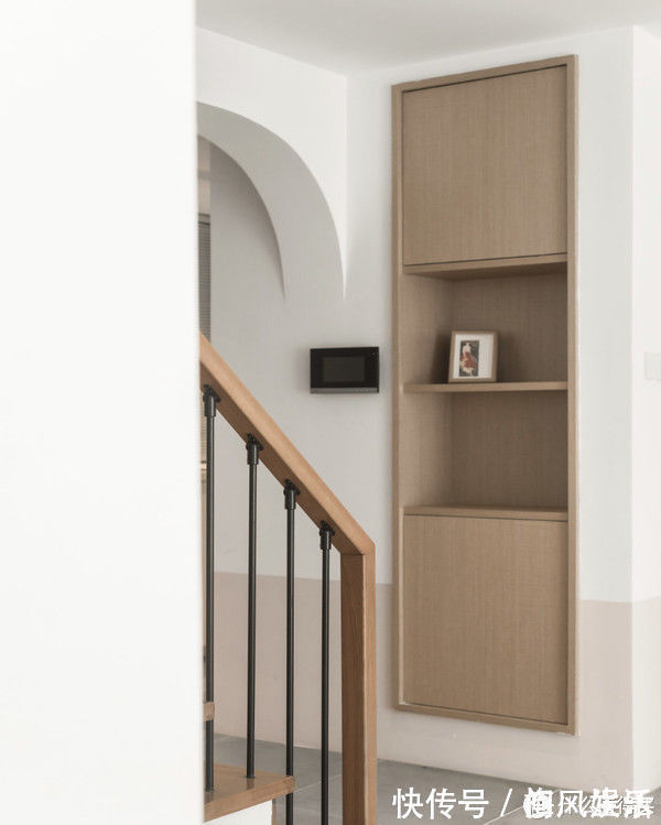 墙面|这对夫妻很有远见,买下120平复式小楼,客厅开阔还有双储物间