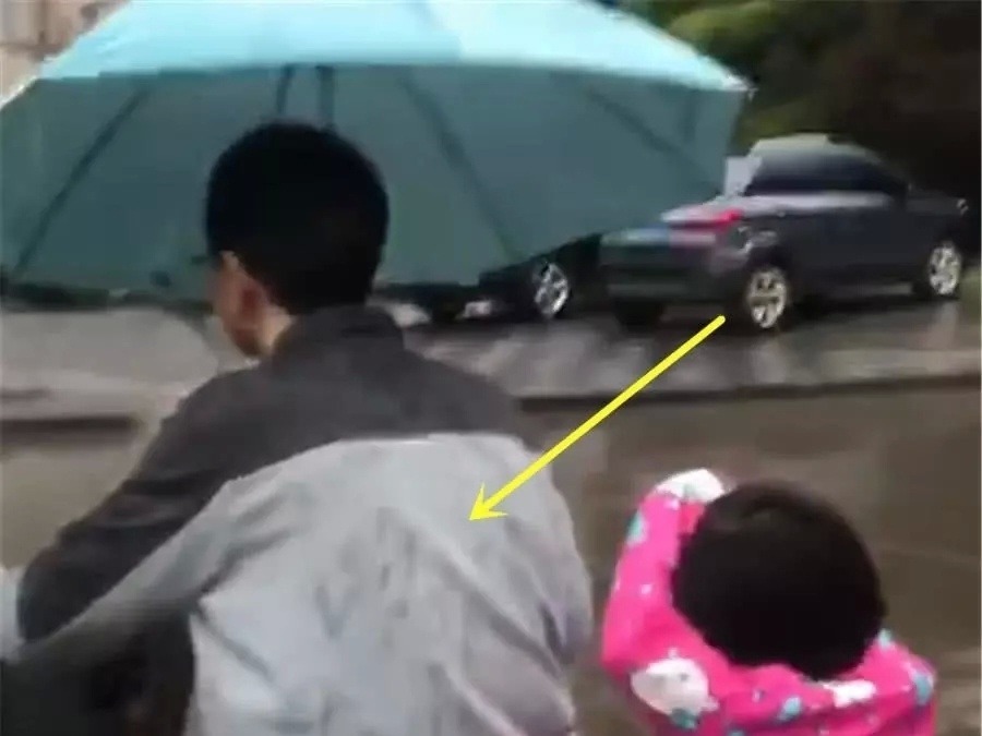 爸爸|爸爸雨天接女儿放学,只带了一把伞,接下来的一幕让路人笑喷了