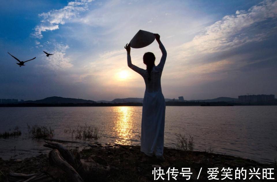 静依|回眸千里外,是谁的擦肩痴了岁月,载了思念?