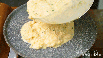 又香又软的早餐饼,搅一搅就能做,一咬还拉丝