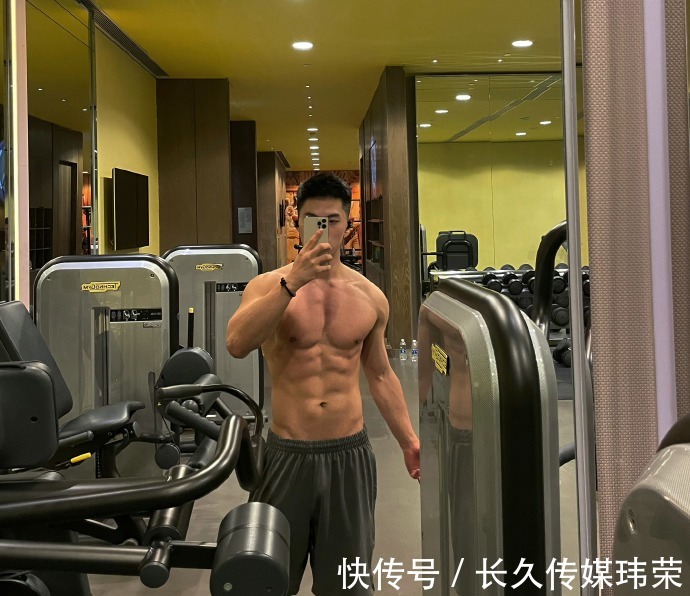 健身|满身肌肉的杭州大男孩，精致帅气，健身锻造出漂亮胸肌人鱼线！