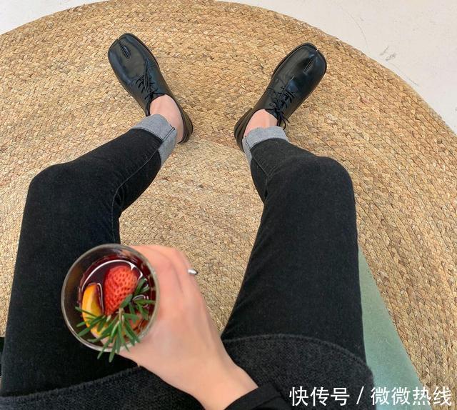 最近火了一对鞋子,它叫“猪蹄鞋”,比靴子好穿,比平底鞋更时髦