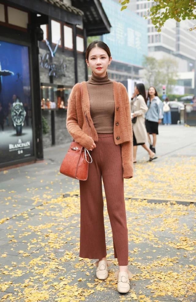 尽显|街拍:小姐姐清新素雅的穿搭呈现不同风格,尽显女性魅力