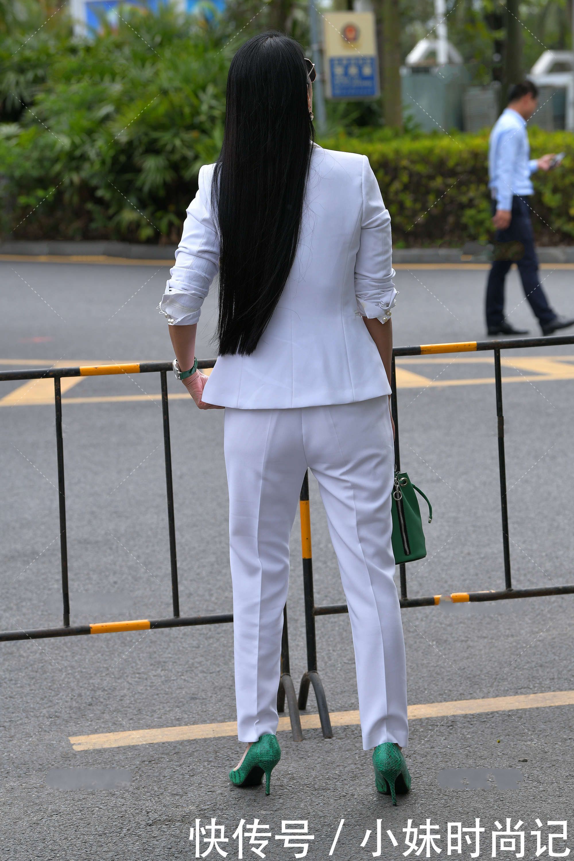 街拍:白色西装很休闲, 搭配黑色墨镜也能穿出帅气范儿