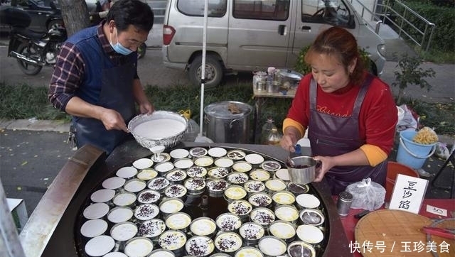 农村|农村夫妇庙会上卖这种饼，十块钱六个，一天做上千个不够卖