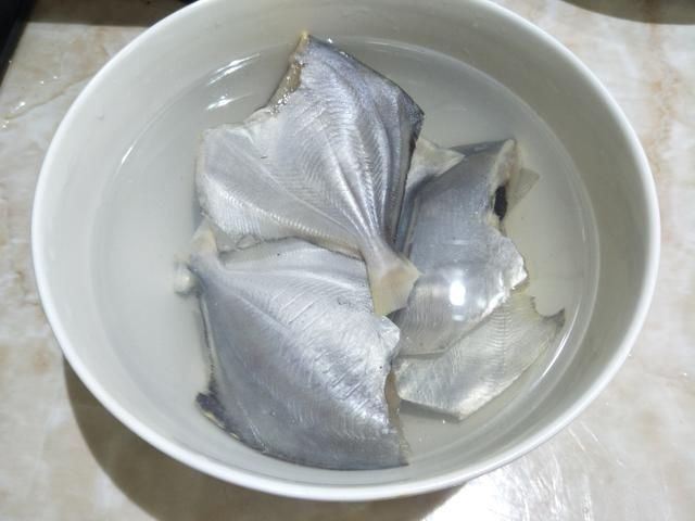 炖鱼时，先煎鱼还是先加水？教你炖鱼小妙招，鱼肉完整不碎