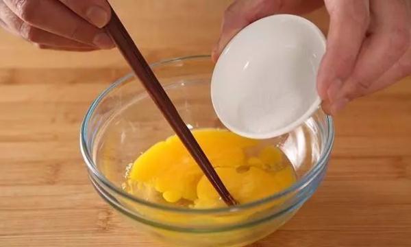 会让鸡蛋|蒸鸡蛋时,记住四个小窍门,蒸出来的鸡蛋鲜美嫩滑、无蜂窝