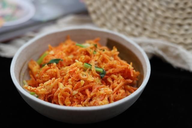 软香|跟妈妈学了个胡萝卜的新吃法,软香不上火,头一次做就成功了