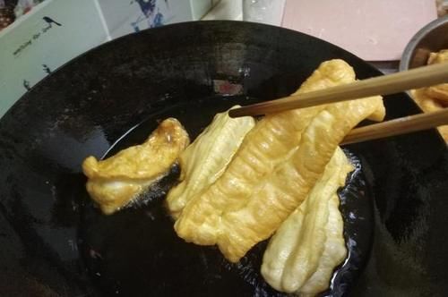 炸油条加酵母是大错特错，老师傅教你正宗配方，油条根根蓬松酥脆
